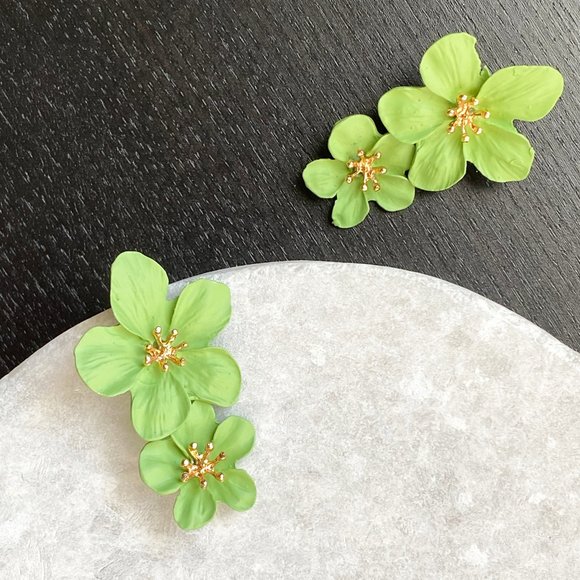 Jewelry - NEW Flower stud earrings in matte green